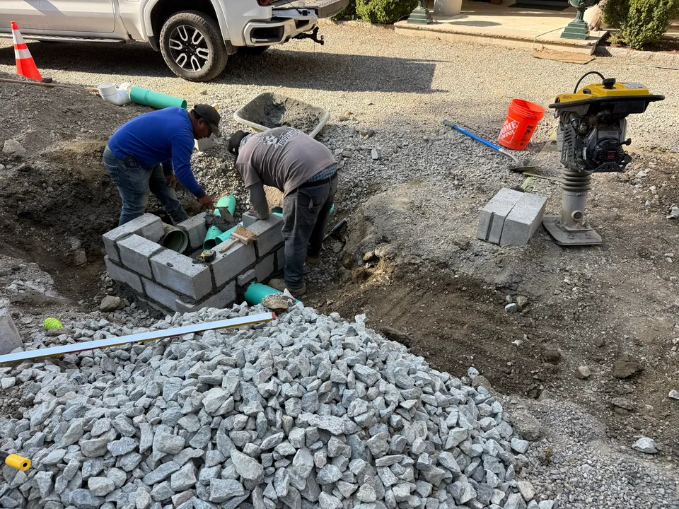 Block drain structure going up on a stone base