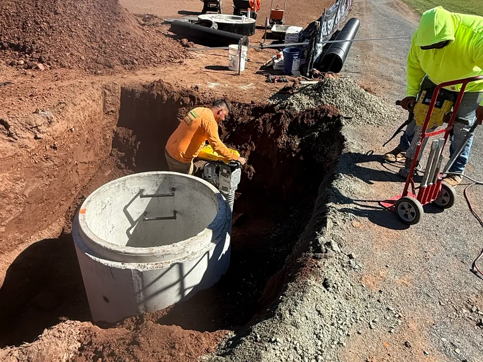 Setting a precast concrete drain structure in a trench